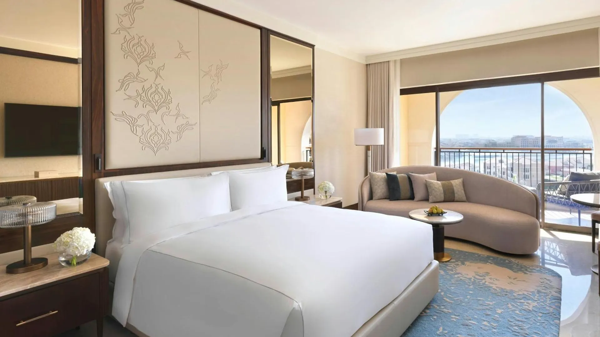 The Ritz-Carlton Abu Dhabi, Grand Canal