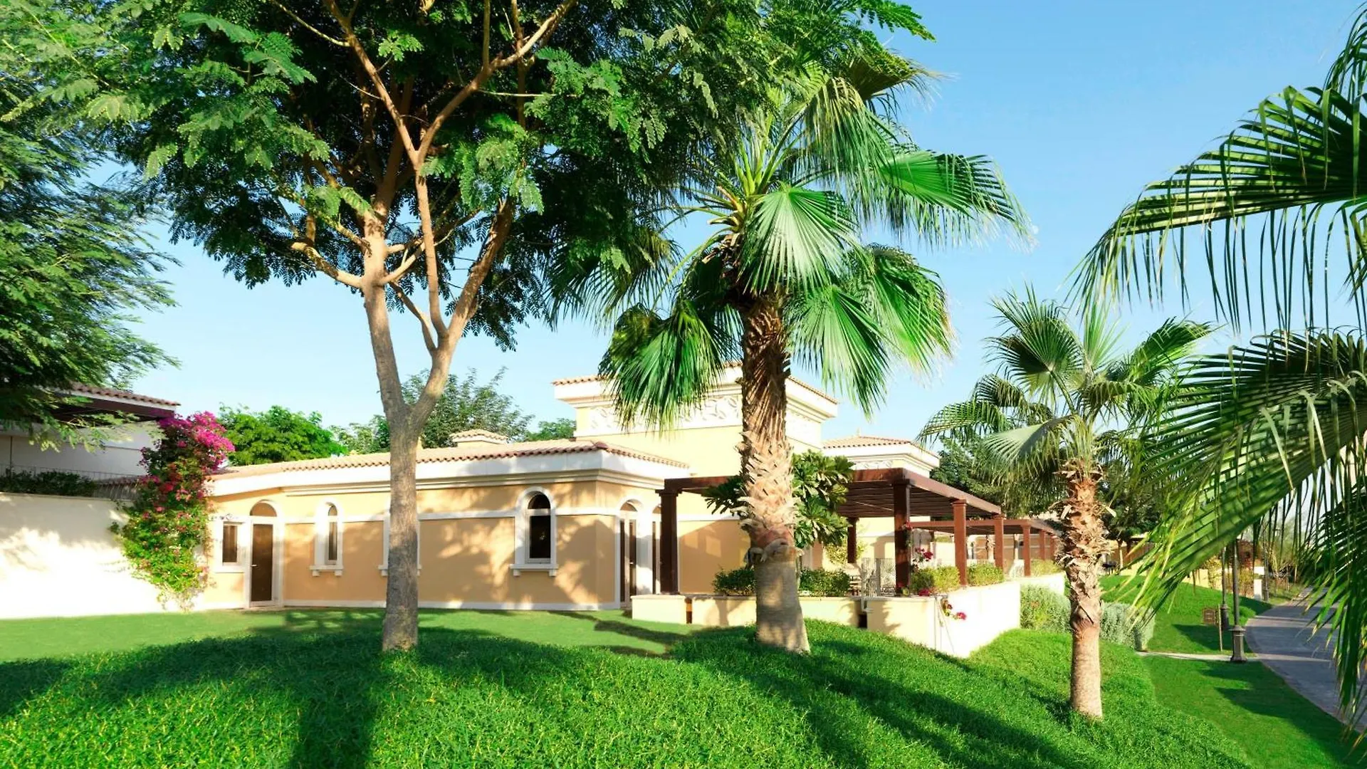 The Ritz-Carlton Abu Dhabi, Grand Canal Resort