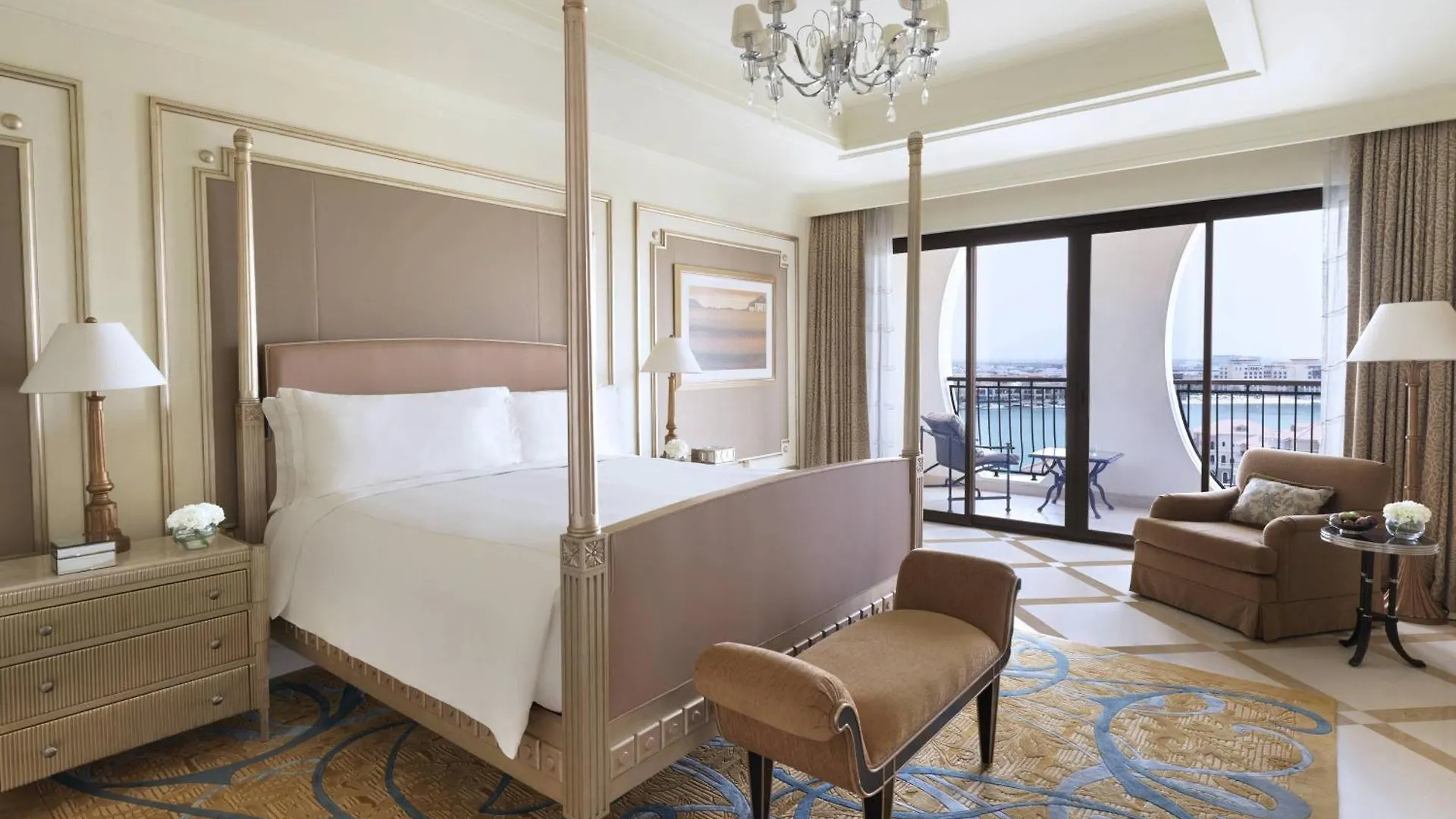The Ritz-Carlton Abu Dhabi, Grand Canal