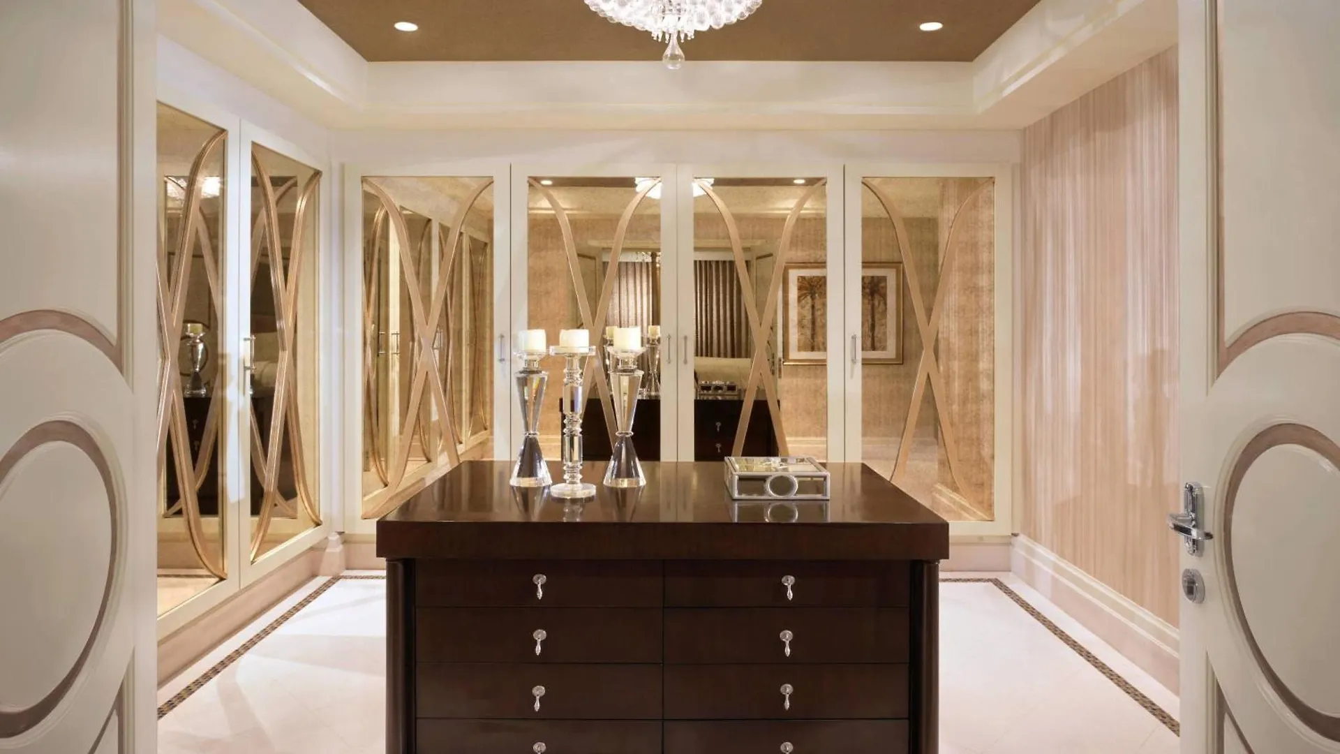 The Ritz-Carlton Abu Dhabi, Grand Canal Resort