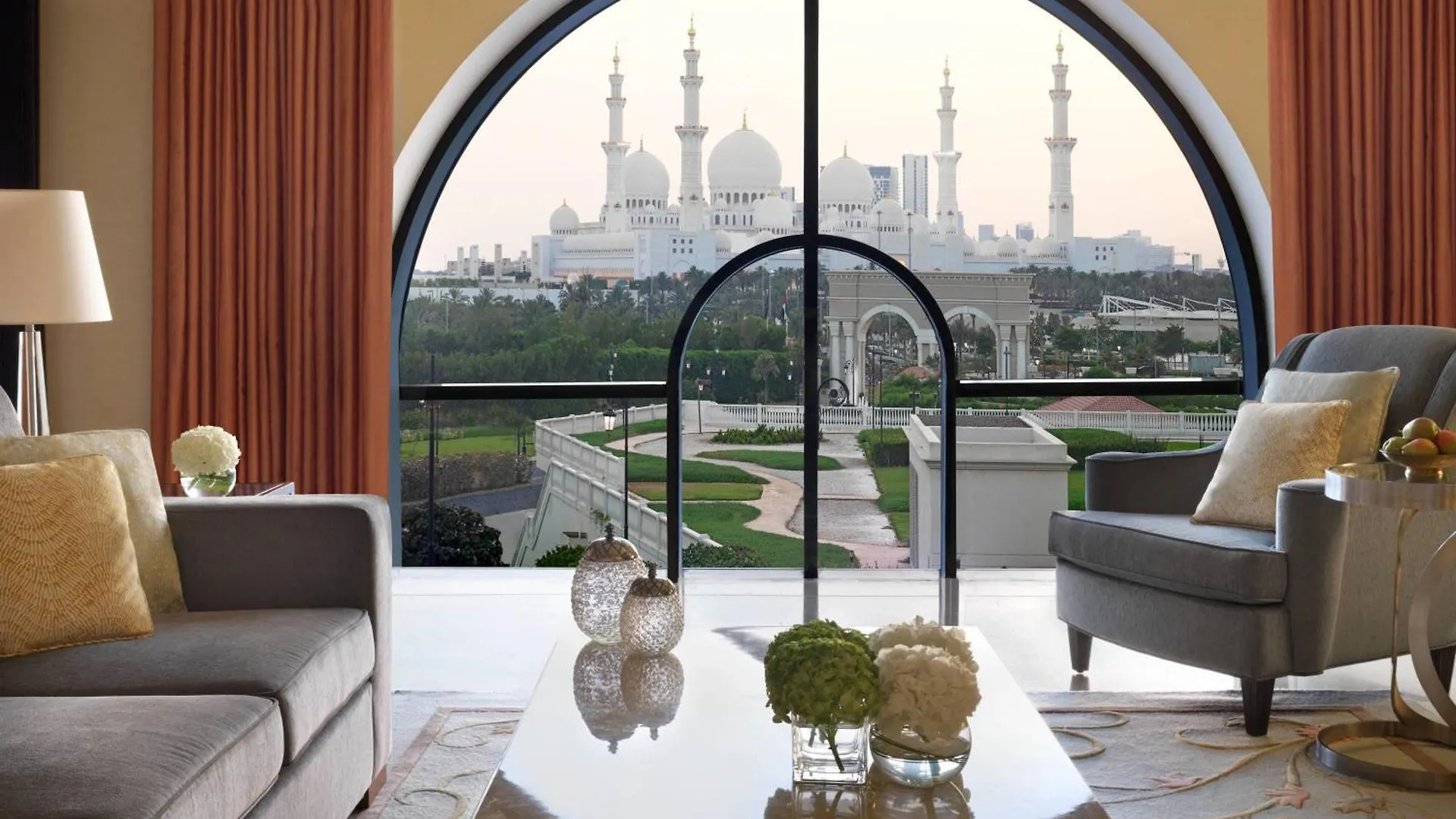 The Ritz-Carlton Abu Dhabi, Grand Canal 5*,