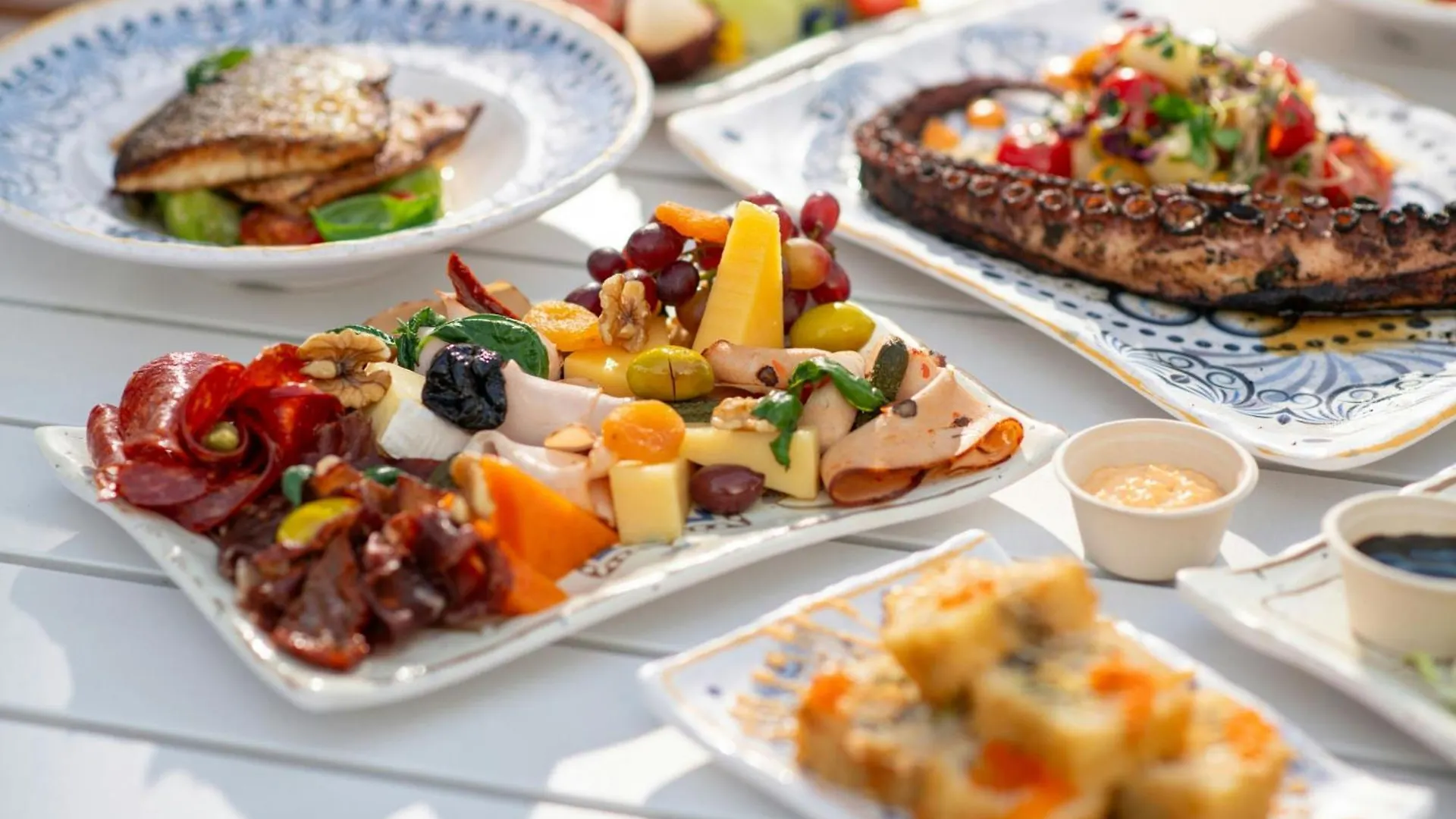 אתר נופש The Ritz-Carlton Abu Dhabi, Grand Canal