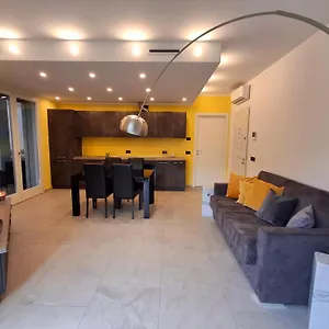 Casa Di Como. Italy