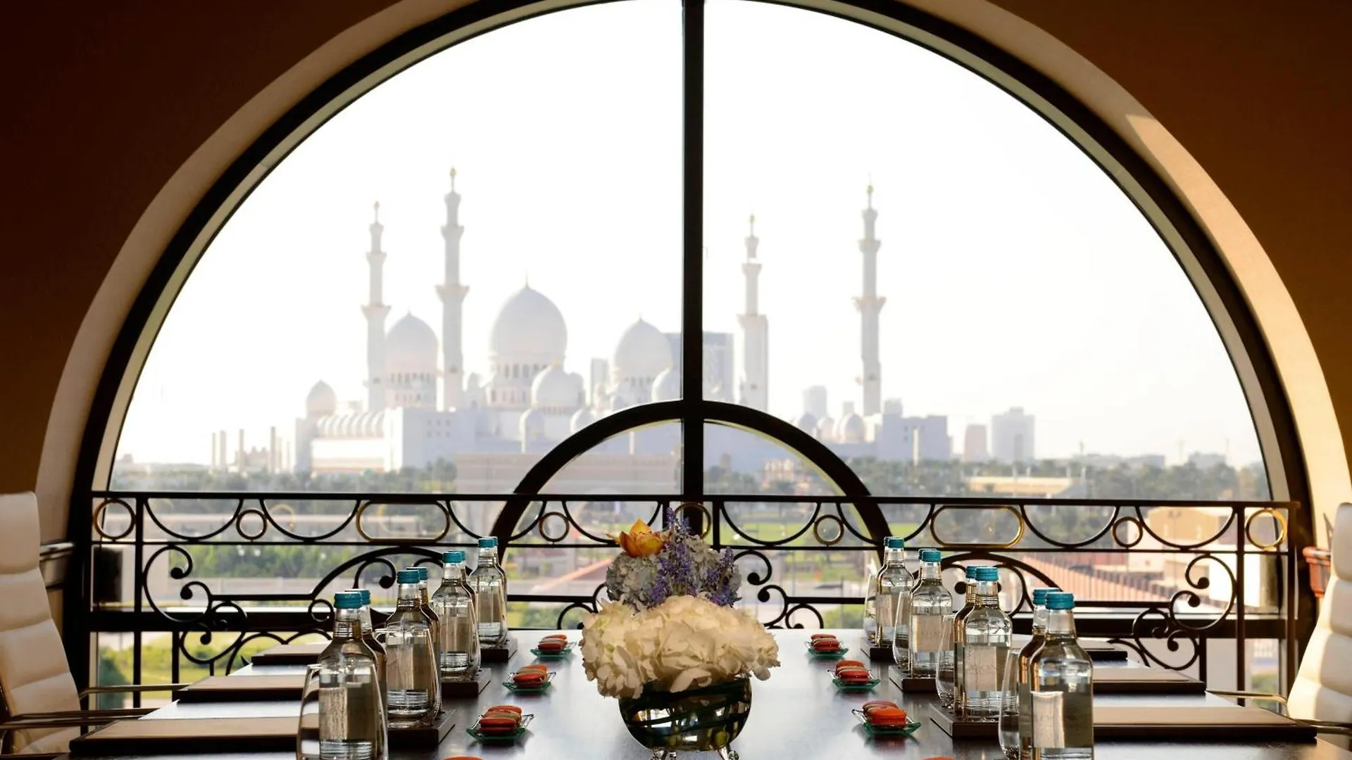Курортный комплекс The Ritz-Carlton Abu Dhabi, Grand Canal